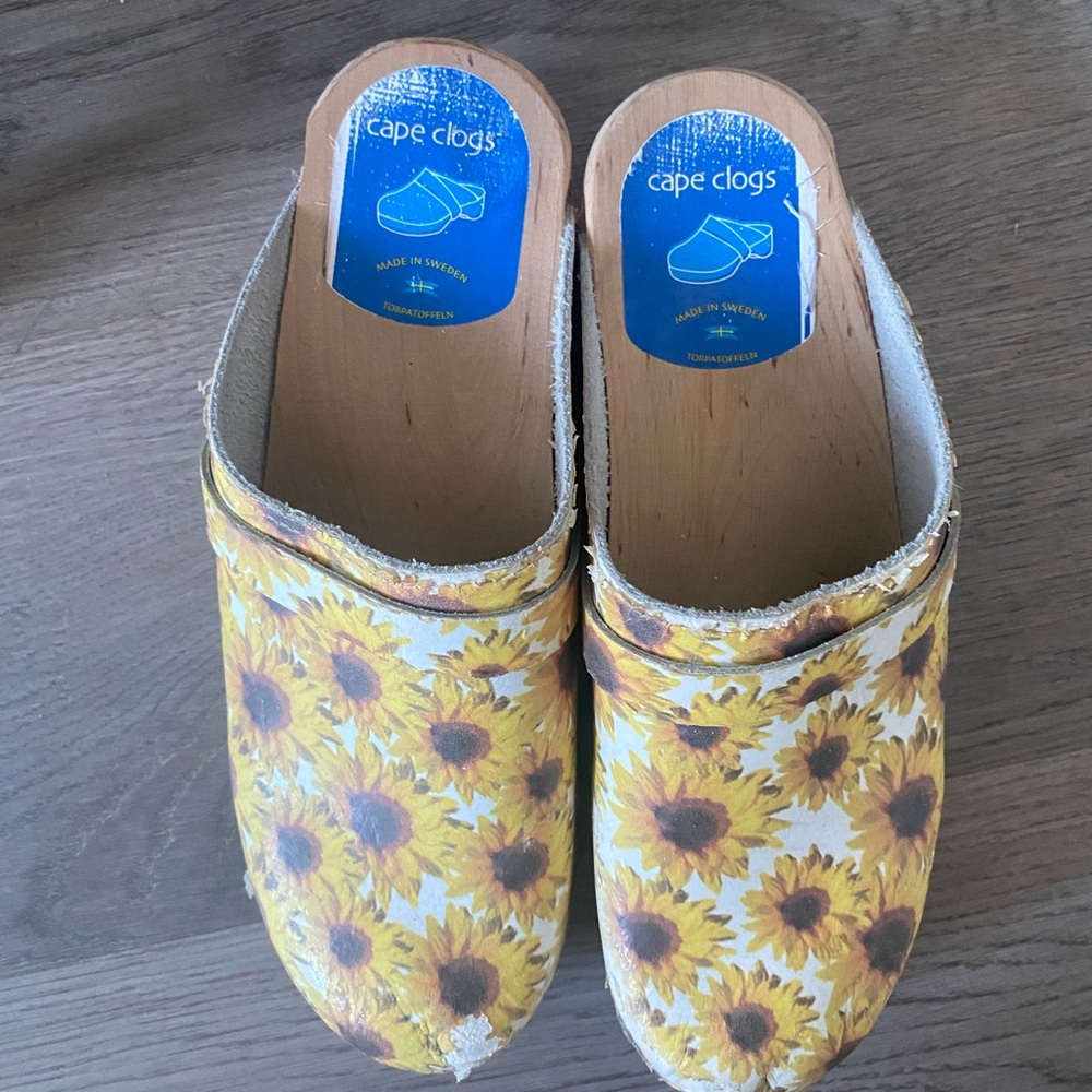 Cape Clogs 9/40 Yellow Sunflower Platform
